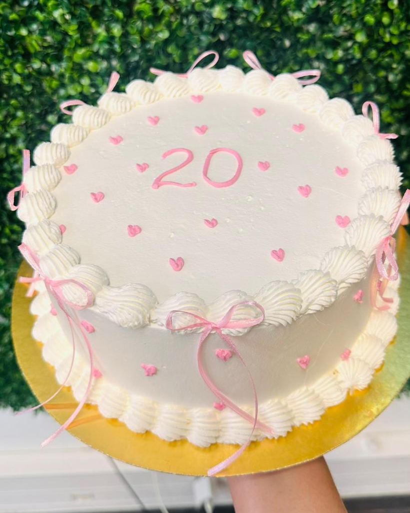 Bolo de aniversário com laços e corações