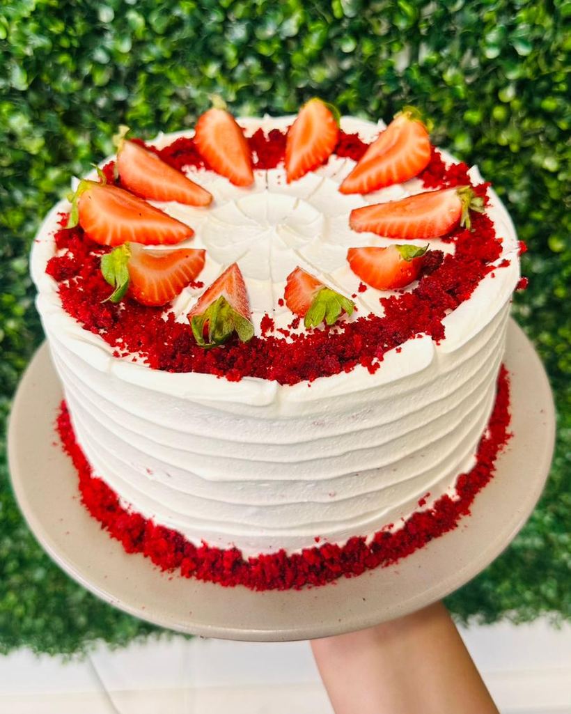 Bolo red velvet com morangos
